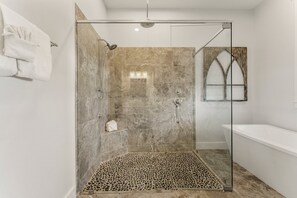 Ensemble douche/baignoire, serviettes fournies, savon, papier toilette