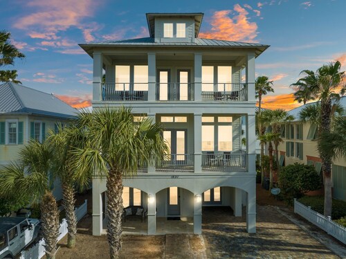 GRAYT ESCAPE! Private Pool & Spa, 6 BR, 6.5 BATH SLEEPS 18!