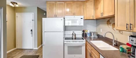 Réfrigérateur, micro-ondes, four, plaque de cuisson