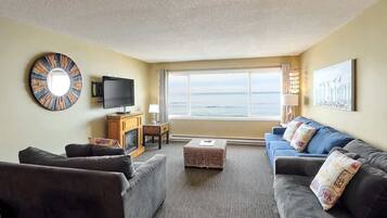 Een televisie, een open haard en een kantoor