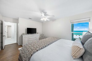 3 bedrooms, iron/ironing board, free WiFi, bed sheets - From sunrise surf to sunset sips at Beach Life /Gulf Front, Driect Access to Beach from Balcony (Santa Rosa Beach)