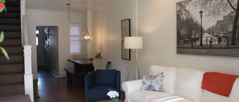 Fernseher, DVD-Player, Tischfußball