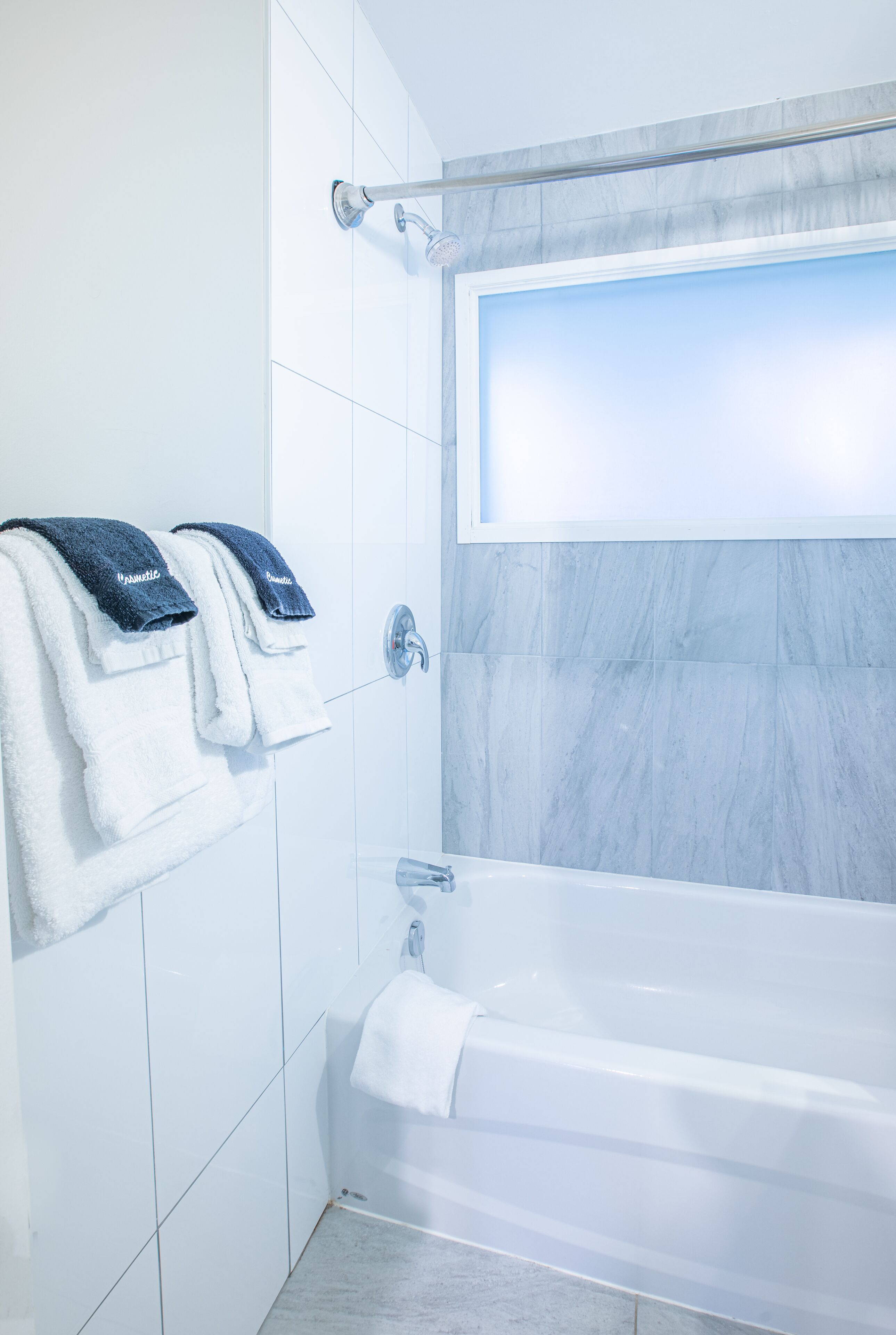 Ensemble douche/baignoire, sèche-cheveux, serviettes fournies, savon