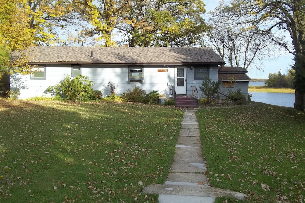 Lake of the Woods-Rainy River Waterfront Home. Fall and Winter Walleyes Await!
