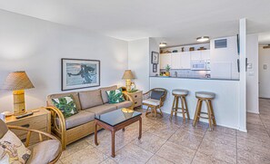 Smart-TV, DVD-Player, Bücher, Stereoanlage