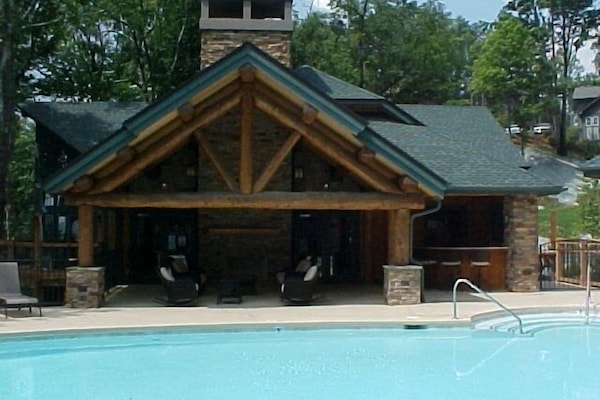 Een binnenzwembad en een buitenzwembad