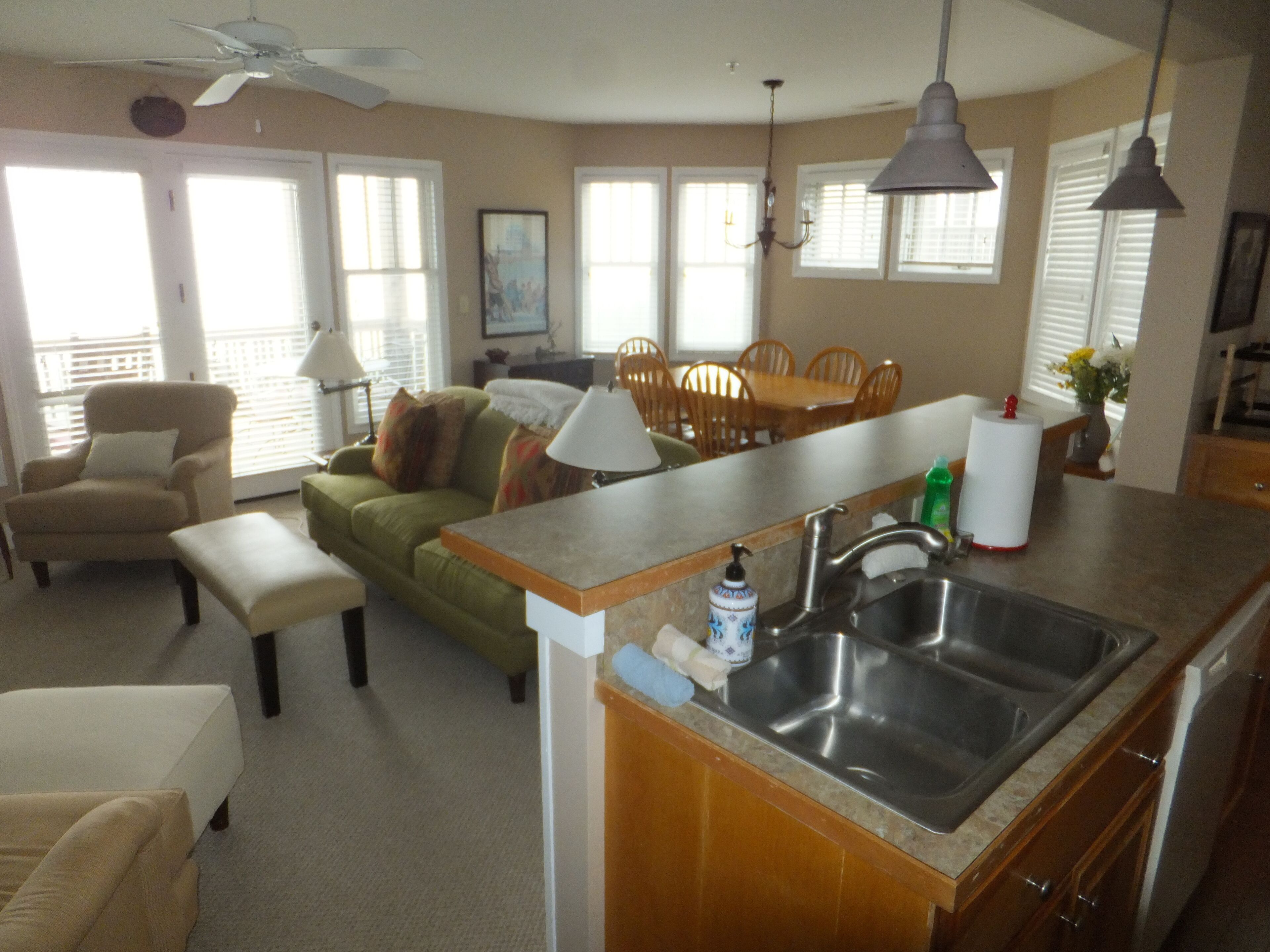 TV connectée, cheminée, chaîne hi-fi