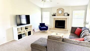 Smart TV, reproductor de DVD, libros y videoteca