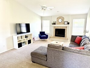 Smart-tv, dvd-spelare, böcker och ett filmbibliotek