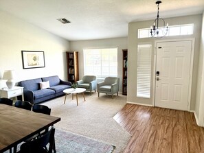 Älytelevisio, DVD-soitin, kirjoja, videokirjasto