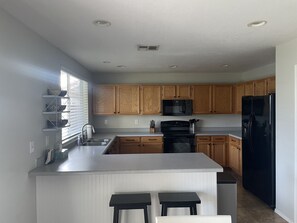 Refrigerador, microondas, horno y parrilla de estufa 