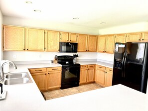 Kylskåp, mikrovågsugn, ugn och spishäll