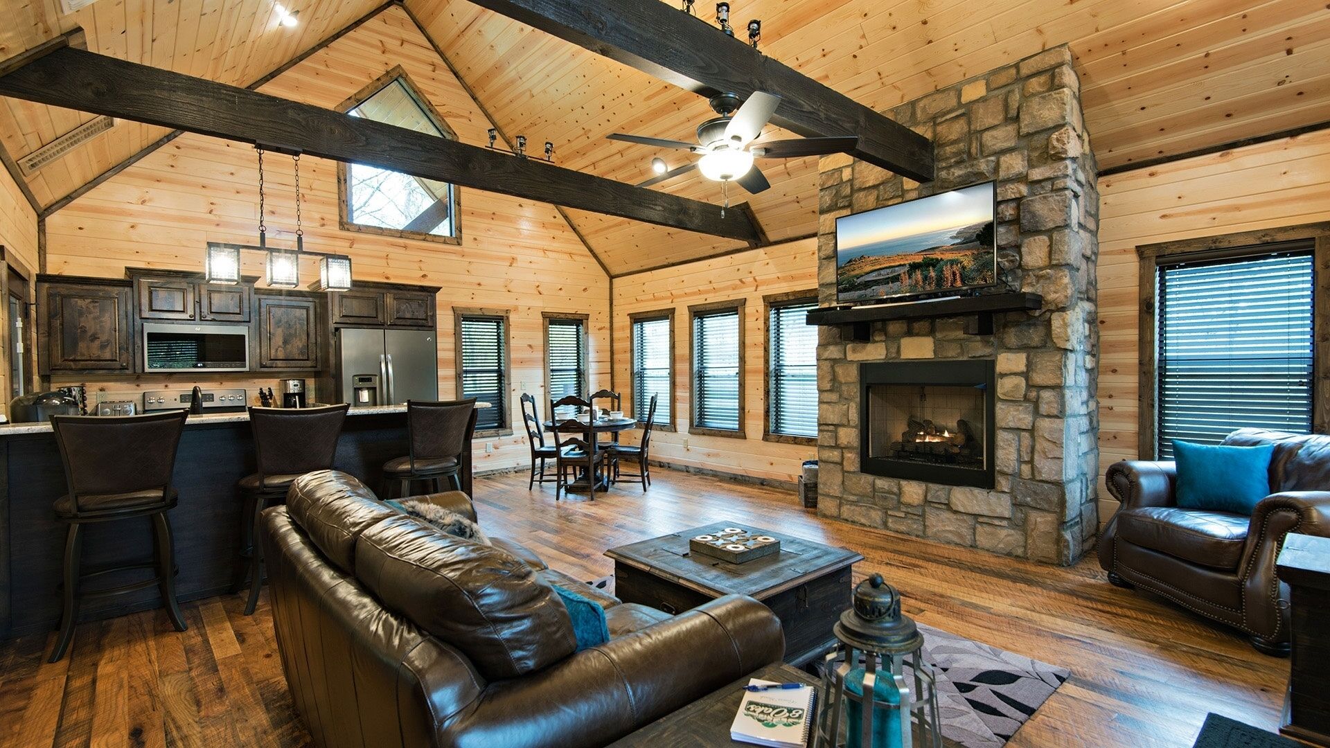8 Oaks -  Mountain Retreat (1 Bedroom/1 Bath/Hot Tub, Sleeps 2, Pet Friendly)
