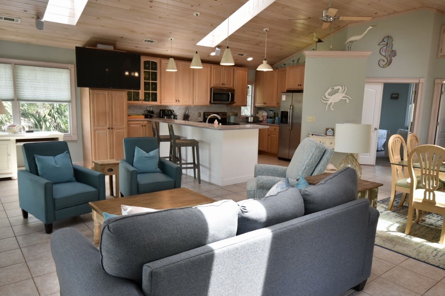 TV connectée, lecteur de DVD, livres, vidéothèque