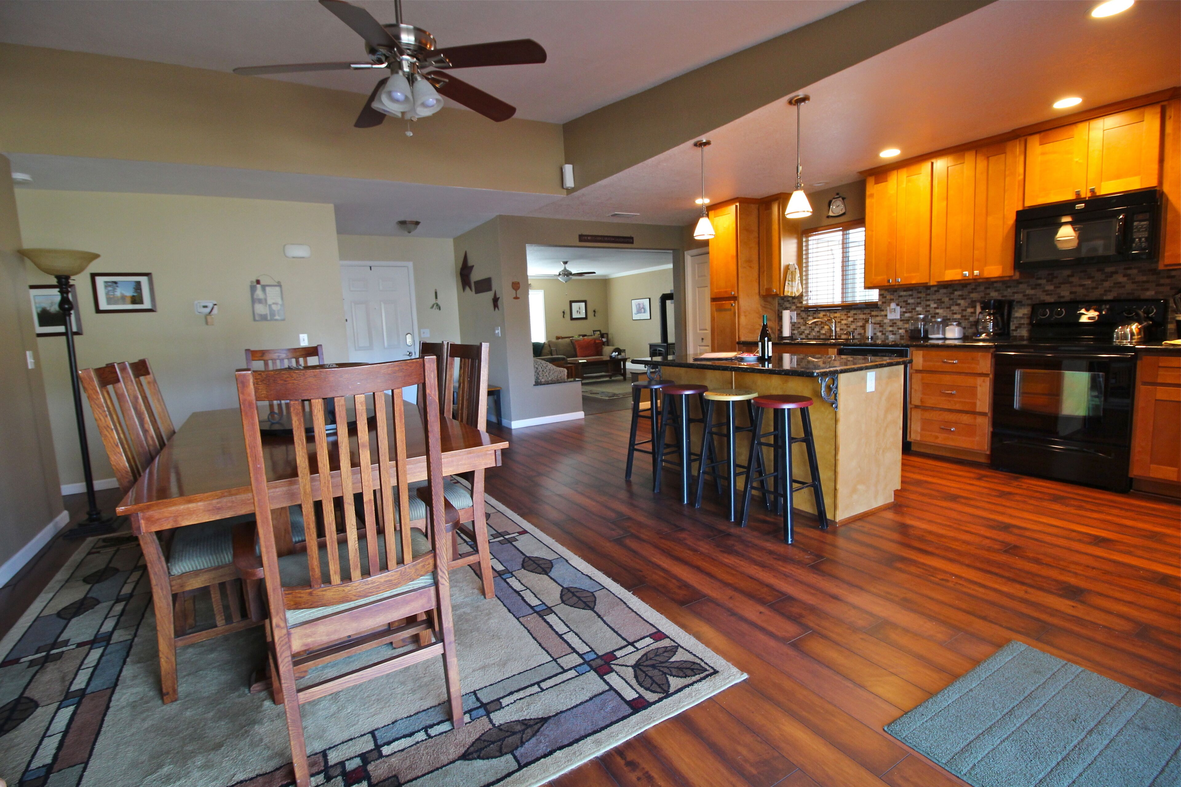 Rocky Hill Retreat – Great Space, Great View, Walk to Main Street!