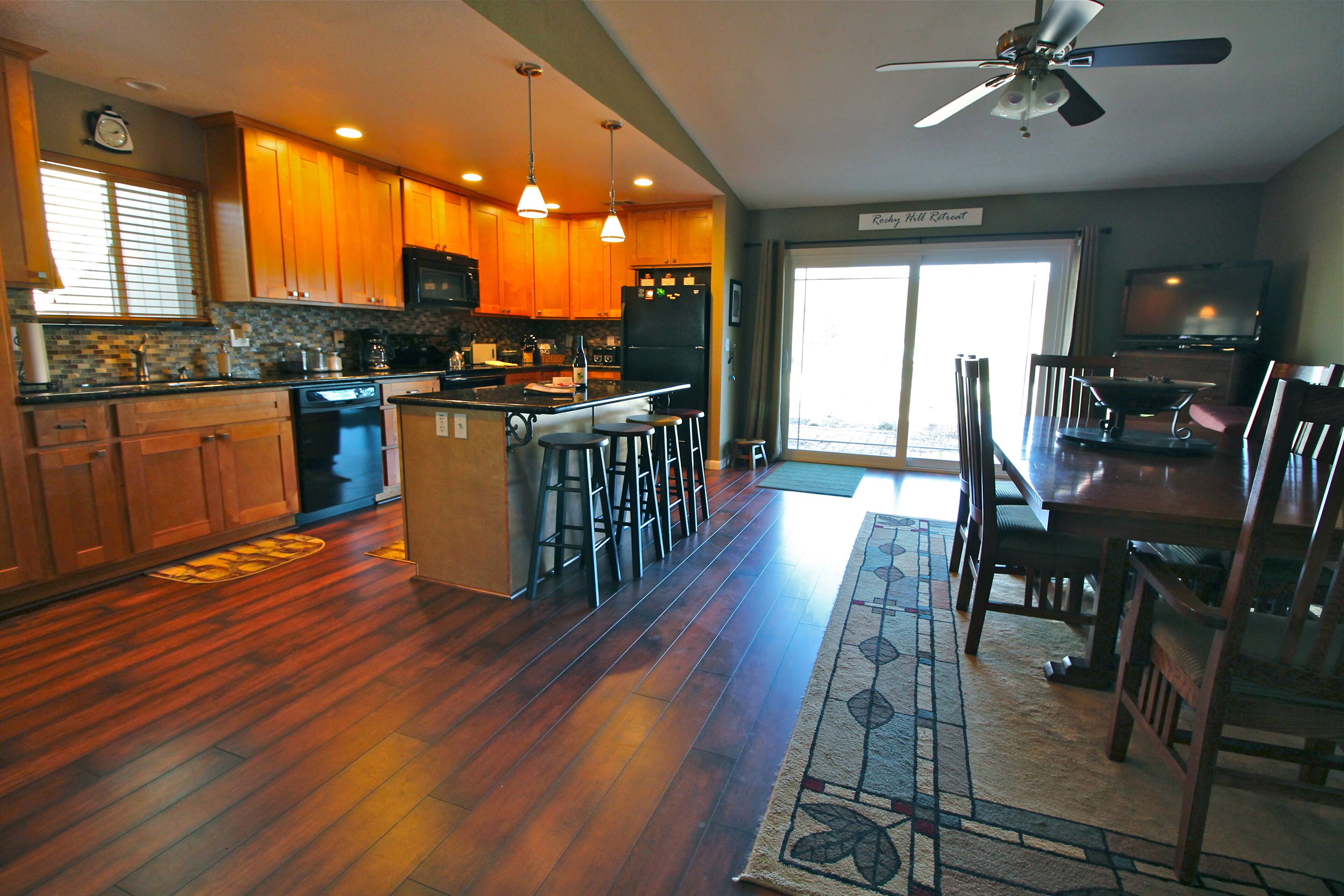 Rocky Hill Retreat – Great Space, Great View, Walk to Main Street!