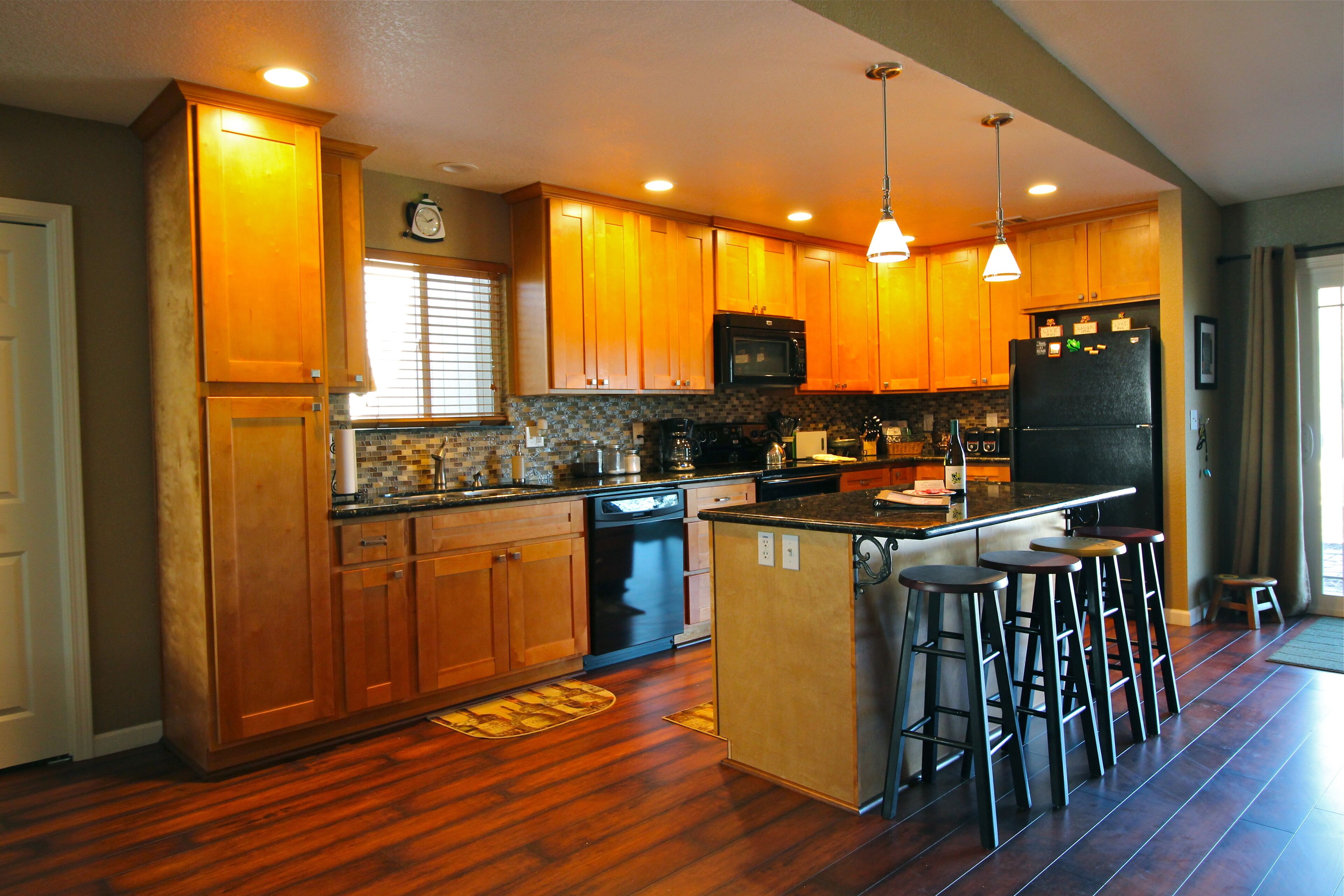 Rocky Hill Retreat – Great Space, Great View, Walk to Main Street!