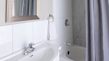 Kombination af bruser/badekar, hårtørrer, håndklæder