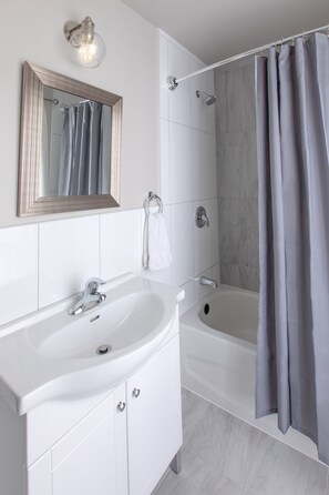 Ducha y bañera combinadas, secador de pelo y toallas