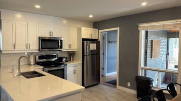 Refrigerador, microondas, horno, placa de cocina