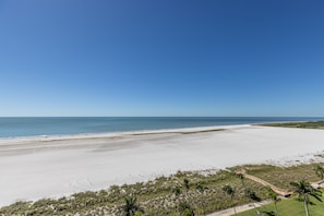 Sur la plage, chaise longue, serviettes de plage