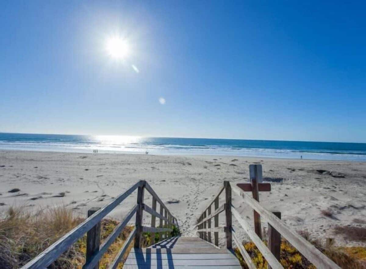 Beautiful 7 BR home Steps from Sand