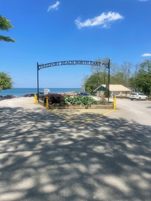 Property grounds - Breathtaking Sunsets Lakefront Beach House, & Steps to Private Beach, Lake Erie. (North East)