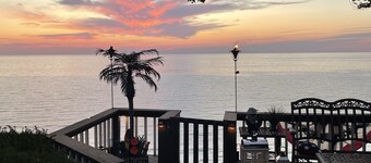 Breathtaking Sunsets Lakefront Beach House, & Steps to Private Beach, Lake Erie.