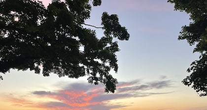 Breathtaking Sunsets Lakefront Beach House, & Steps to Private Beach, Lake Erie.