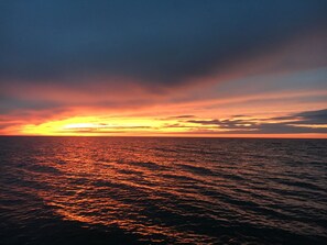 Un capvespre sobre l'oceà amb un cel serè.