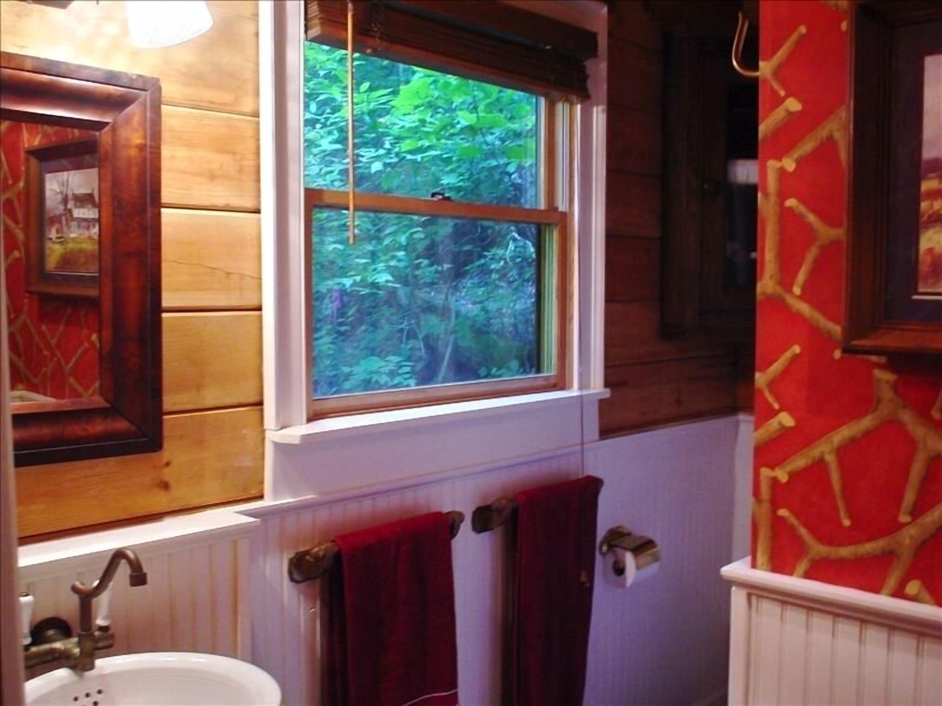 River Rest: Romantic & Relaxing Setting with Hot Tub on a Trophy Trout Stream