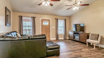 TV connectée, cheminée, jeux vidéo, baby-foot