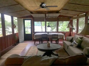 テレビ、暖炉、DVD プレーヤー、書庫