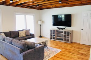 TV, fireplace, DVD player, ping pong - Back Your Boat Into Center Hill Lake From Our Home!  Swim, Fish, Hunt, Relax! (Baxter)