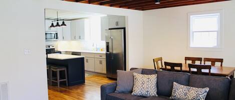 Tv, pejs, dvd-afspiller, bordtennisbord