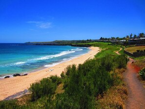 Nær stranden, solsenger og strandhåndklær
