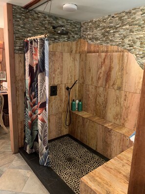 Dusche, Haartrockner, Handtücher, Seife