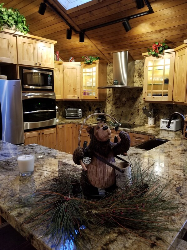 Kylskåp, mikrovågsugn, ugn och spishäll