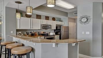 Refrigerador, microondas, horno y parrilla de estufa