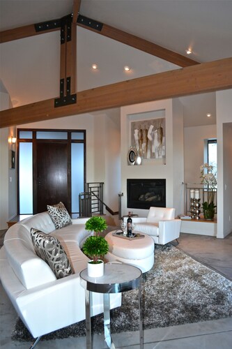 Hilltop 365: Downtown Luxury ~ Stunning Views ~ Hilltop ~ 3 Blocks To Downtown 