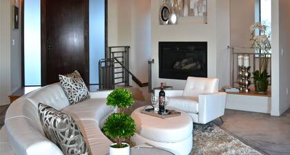 Hilltop 365: Downtown Luxury ~ Stunning Views ~ Hilltop ~ 3 Blocks To Downtown