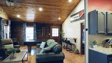 Smart TV, chimenea, reproductor de DVD y libros