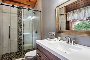 Combined shower/bathtub, hair dryer, towels