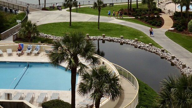 Un resort con piscina, spiaggia e vista sull'oceano.
