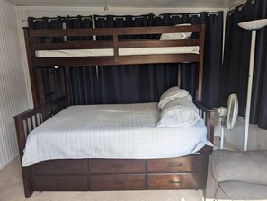 3 habitaciones, escritorio y tabla de planchar con plancha 