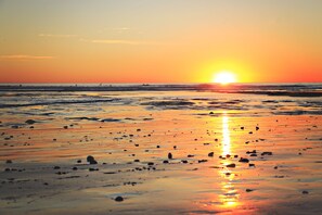 En la playa, camastros y toallas de playa 