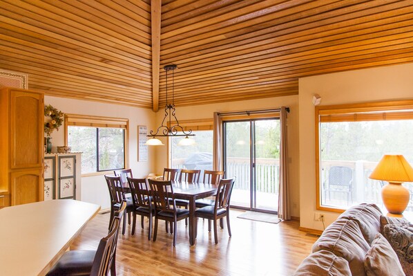 Smart TV, chimenea, reproductor de DVD y libros