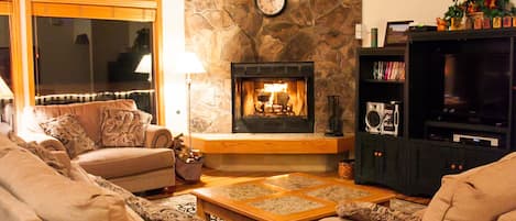 Smart TV, chimenea, reproductor de DVD y libros