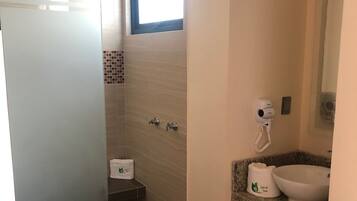 Kostenlose Toilettenartikel, Haartrockner, Handtücher