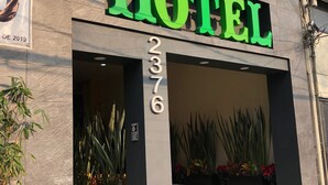 Placa de hotel com o nome 'HOTEL' e o número '2376' em destaque.